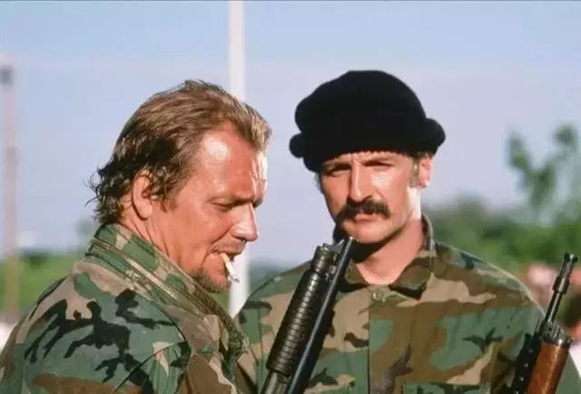 Mini14威力太小?FBI永远阴影:一支Mini14吊打8名探员