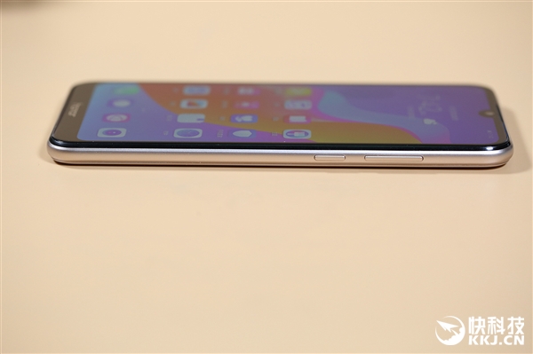 光哑同体艺术 799元荣耀畅玩8A开箱图赏