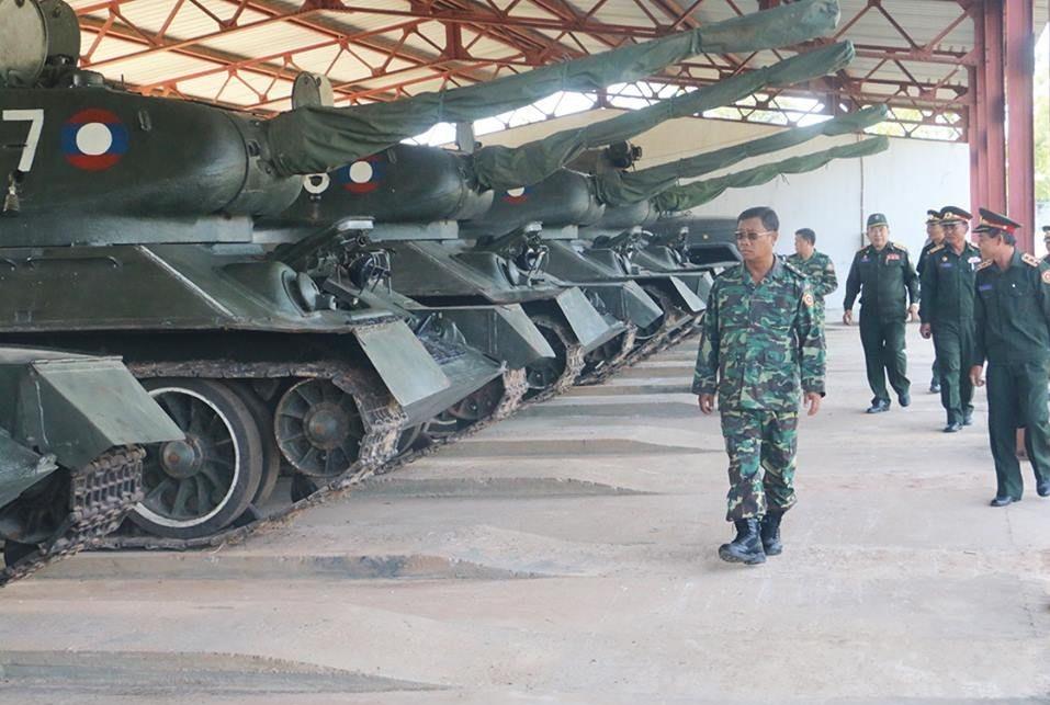 以旧换新？俄罗斯回收老挝古董坦克，拍电影阅兵都能用
