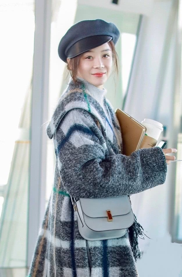 袁姗姗的大衣平淡无奇,但一双巧克力鞋真好看