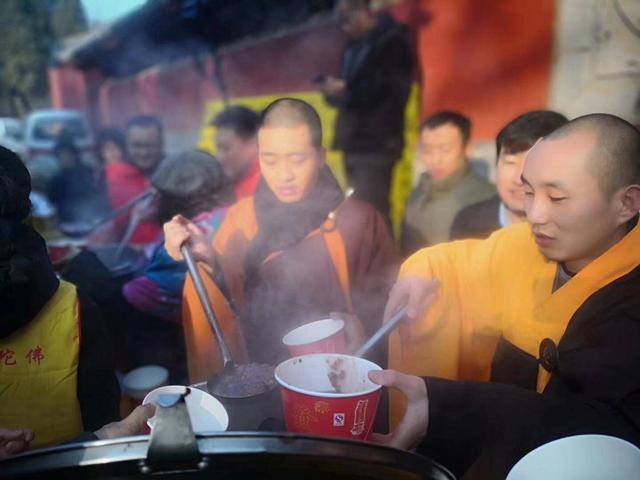 全国各大寺庙施粥，市民排队百米领取，有寺庙一天入账21万