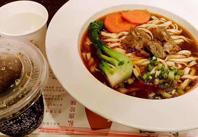 去康师傅实体店吃一碗牛肉面,果然跟包装上图片一样,真的没骗人