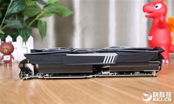 带一块屏幕 七彩虹iGame RTX 2060 Vulcan X OC拆解图赏