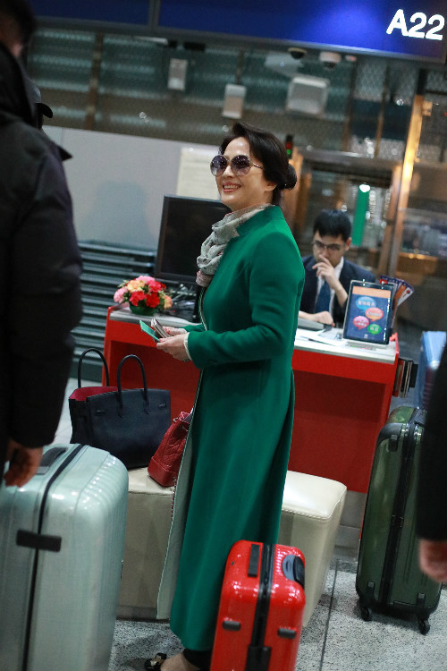 刘亦菲与妈妈现身机场，妈妈气场强颜值高，网友：比女儿还美