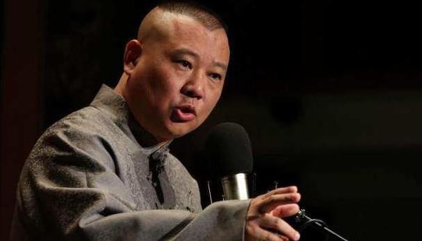 孟非郭德纲骑电动车露脚踝，你们是这条街上最靓的仔！
