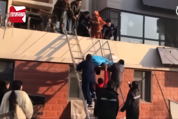 心寒！女子坠2楼阳台摔伤昏迷 邻居竟拒让救援队从家过