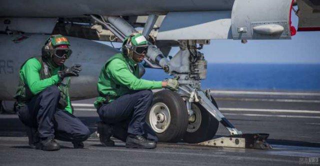 难怪舰载机起降被称刀尖舞蹈,歼15起飞压力让飞行员如同撞上铁墙