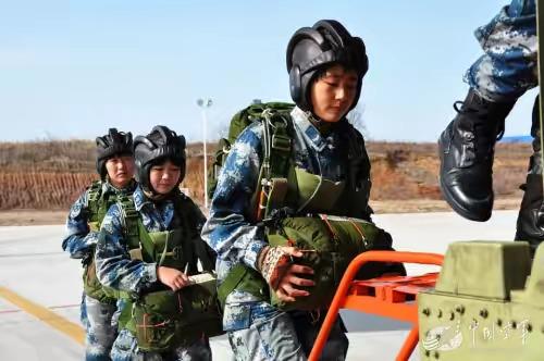 中国女兵高空跳伞画面爆燃!为什么女兵也要训练这一高难课目?