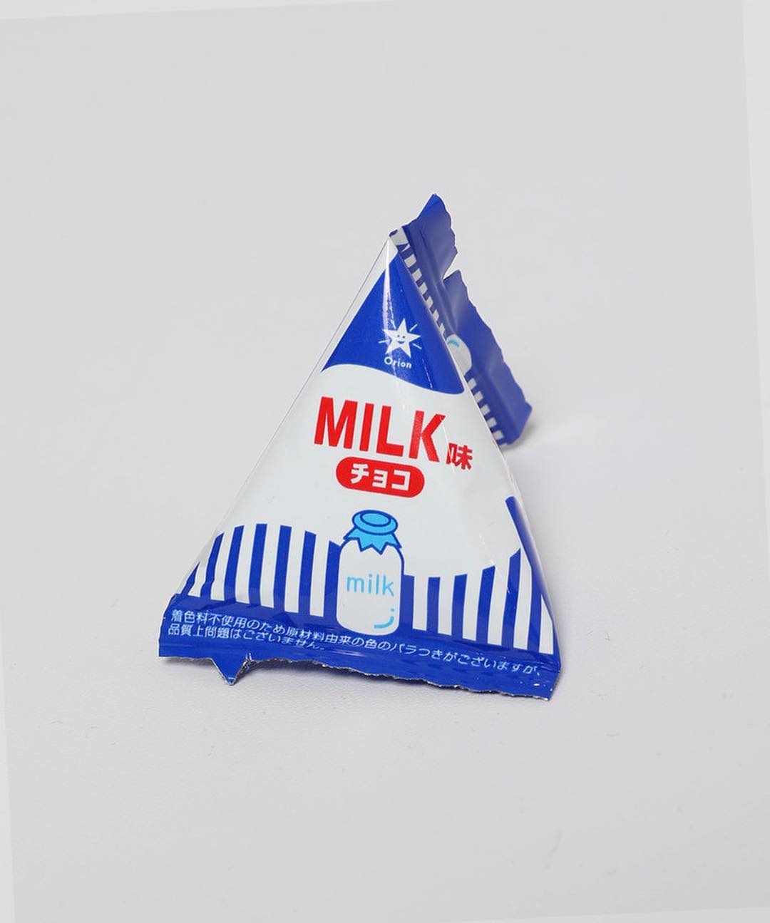 蓝白色的牛奶瓶搭配三角形的糖纸,不知道这款牛奶巧克力口味是否纯正