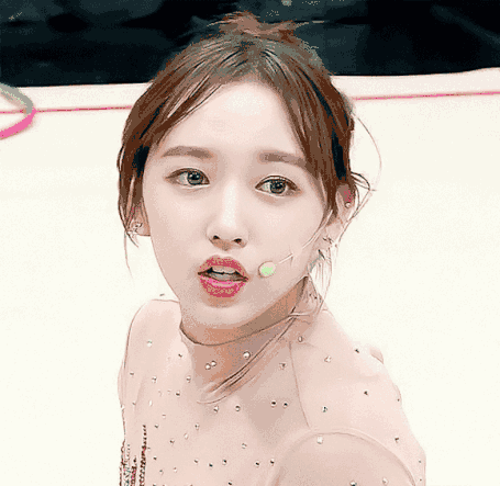 程潇近照曝光,皮肤白净素颜也很好看,没有刘海的额头显得有些大