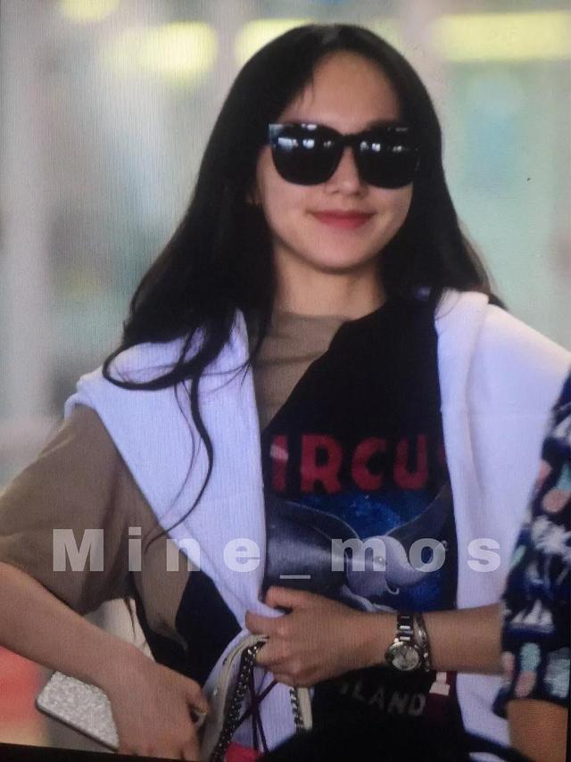 程潇近照曝光,皮肤白净素颜也很好看,没有刘海的额头显得有些大