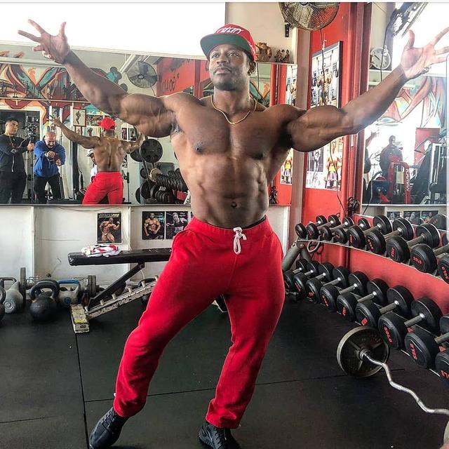 黑小子夺得古典健美冠军,赛场上大秀一字马!女友还是个白富美!