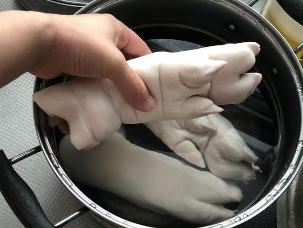 炖猪脚时,不要再先焯水,多加这1步,猪脚没有臭味,做法超简单
