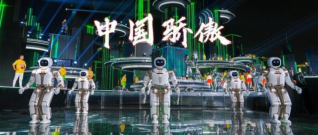 大型仿人服务机器人Walker与韩雪关晓彤同台表演歌舞