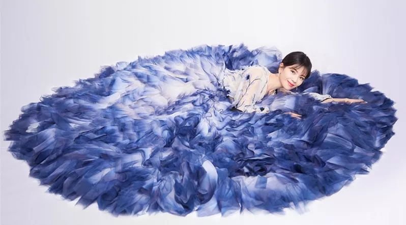 刘涛春晚深V礼服偷偷缝边,惊艳众人!平胸的周