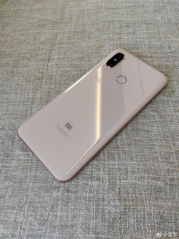 雷军晒自用小米8工程机：用了一年跟新的一样