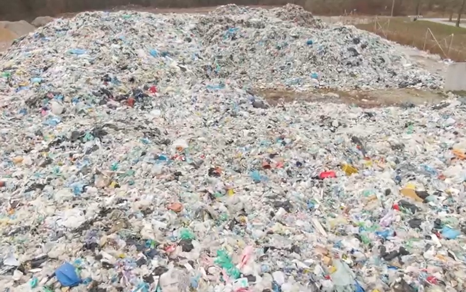 塑料垃圾变废为宝:科学家将其变成燃料来源