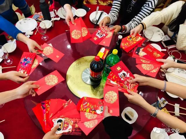 腾讯初八开工万人抢红包：马化腾刘炽平现场派发 队伍堪比春运