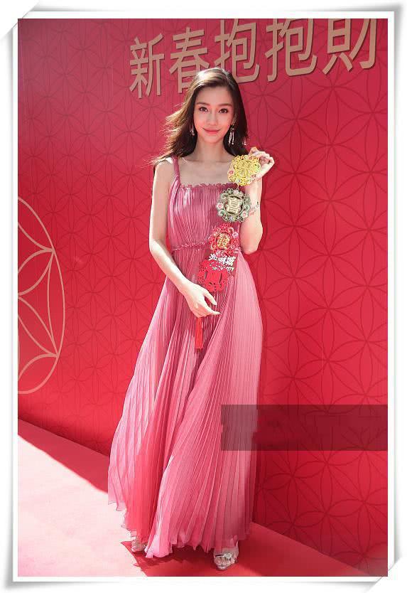 杨颖穿粉色百褶裙青春洋溢,烫大波浪满屏女人味