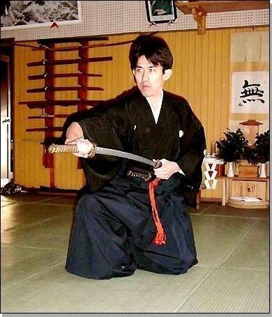 日本武士为什么反手拔刀, 其中有什么讲究?