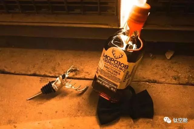 酒是个好东西，它能搞定所有人，连外星人也不例外 | 钛空舱