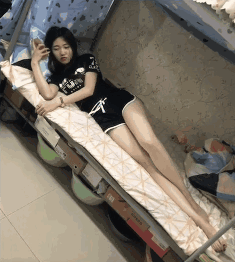 搞笑GIF:同一宿舍的闺蜜,2米8的大长腿