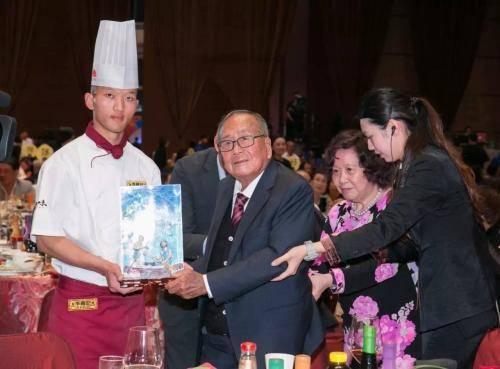 他是蚝油大王身家171亿美元，旗下无限极被曝多次卷入人命官司