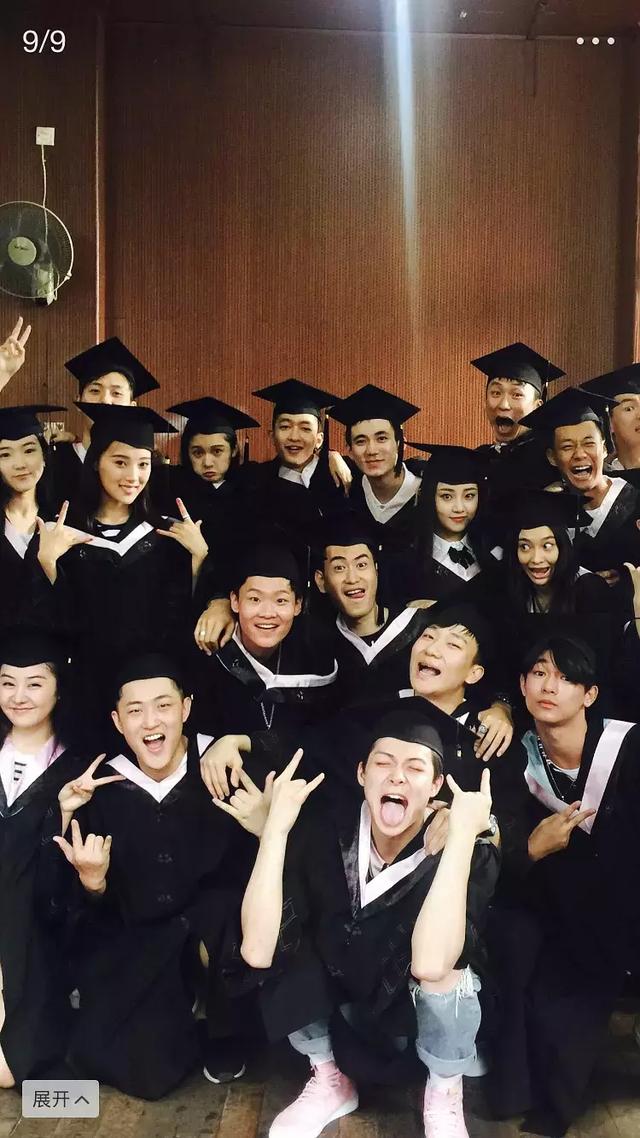 屈楚萧的大学毕业照,一眼看到了“应勤”,合照里他居然是最帅的