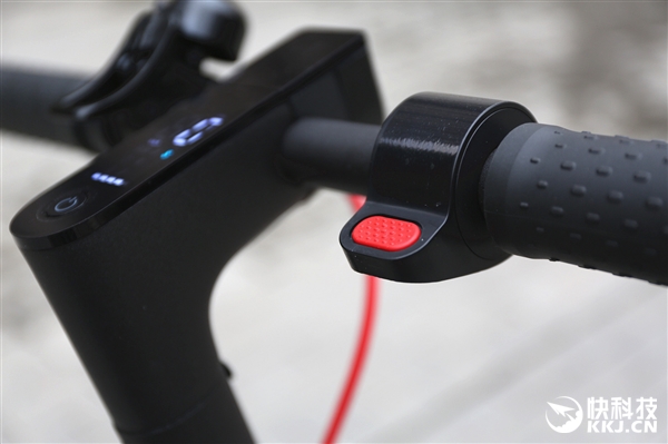 折叠只需3秒!小米米家电动滑板车Pro图赏