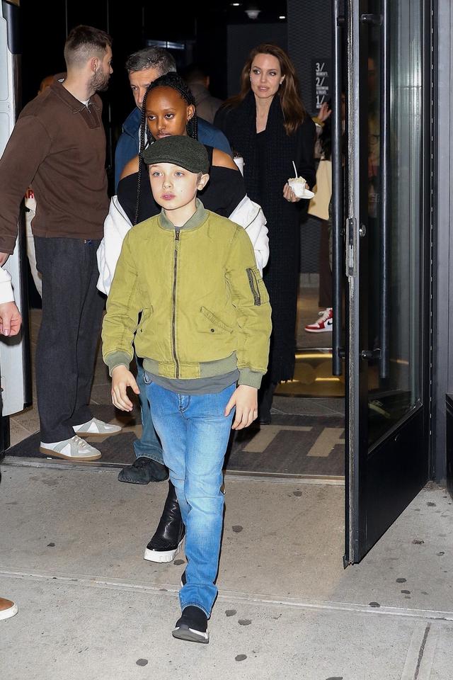 朱莉和皮特的女儿戴帽子外出,看上去跟皮特非常相像