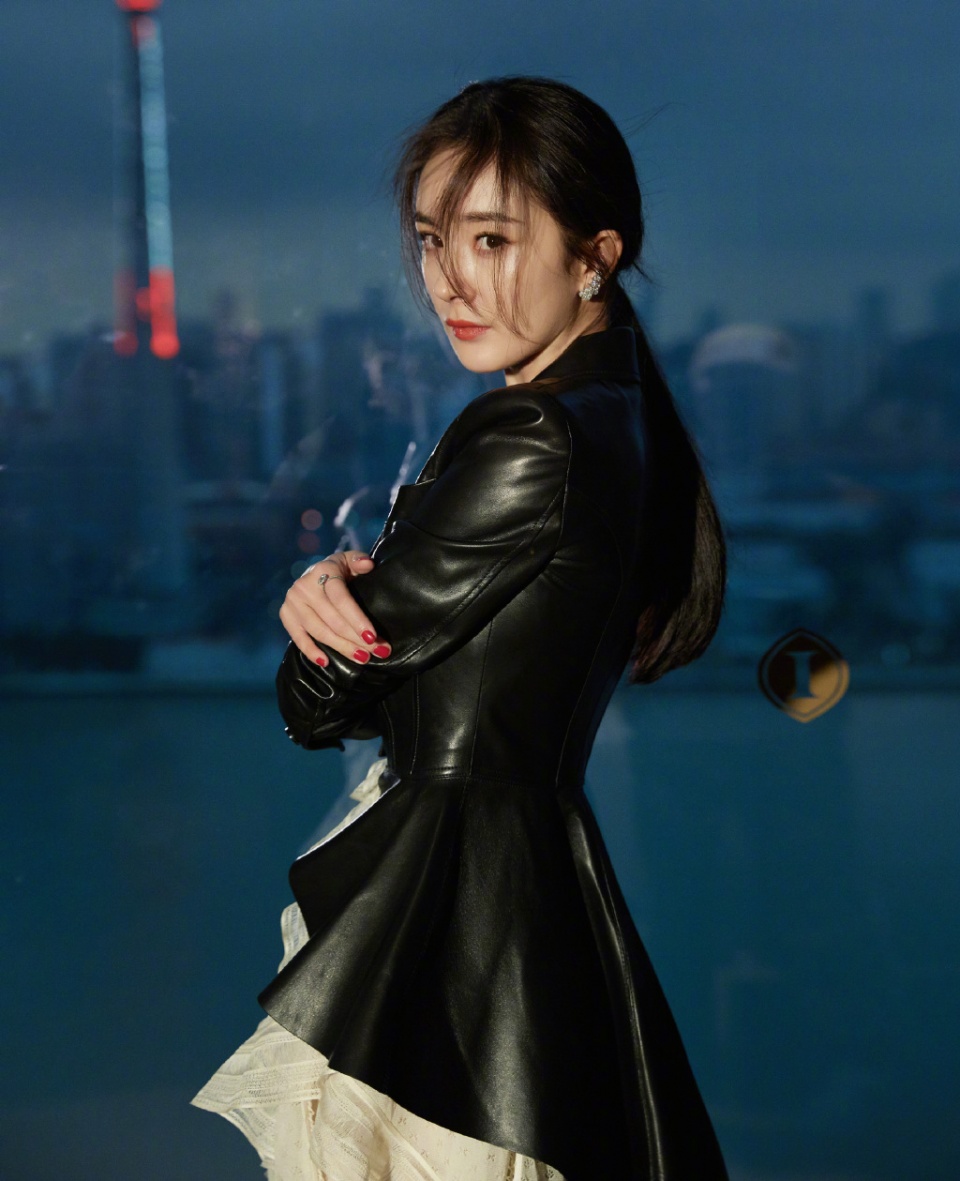 33岁杨幂健身房晒马甲线,网友瞬间沸腾!身材居