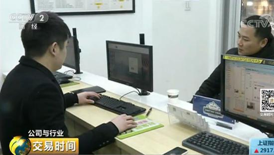 在浙江杭州，央视财经记者调查发现，当地房租市场出现一定程度上涨，市中心区域涨幅达到了300元左右。而涨幅最大的是新开通地铁沿线的大户型。虽然价格上涨，但还是迎来了一拨租房小高峰。