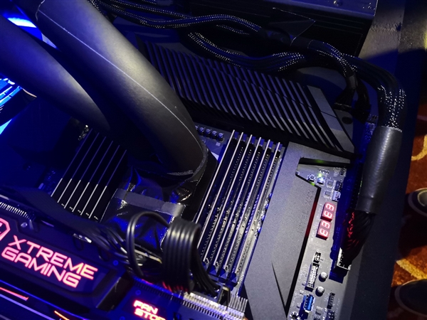 技嘉首秀C621 Aorus Xtreme主板：28核心全核稳超5GHz