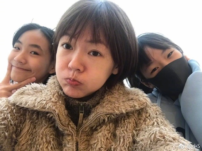 小S素颜和友人喝酒吃铁板烧，13岁女儿罕见出镜，被夸气质太好！