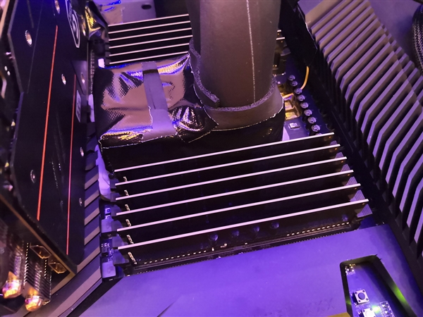 技嘉首秀C621 Aorus Xtreme主板：28核心全核稳超5GHz
