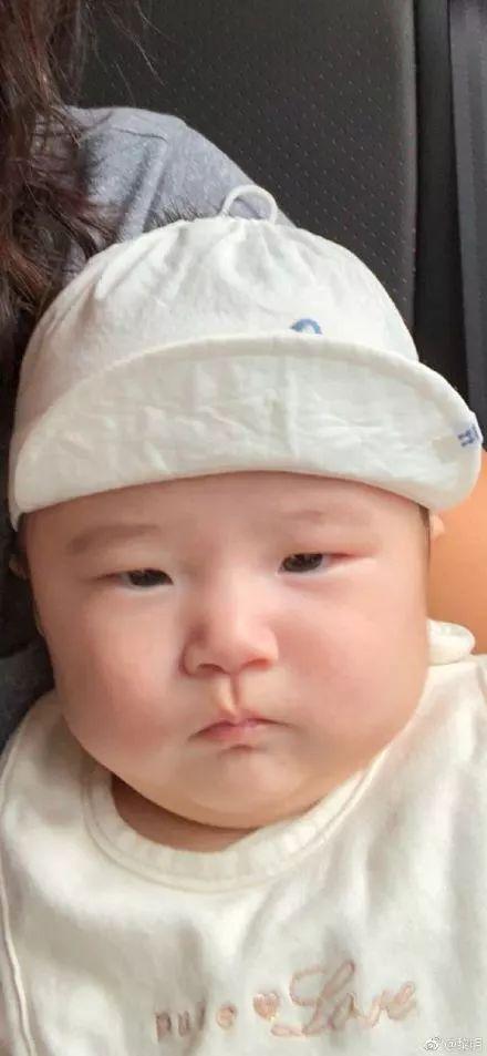 黎明一家三口低调回港,10个月大的女儿太抢镜了!