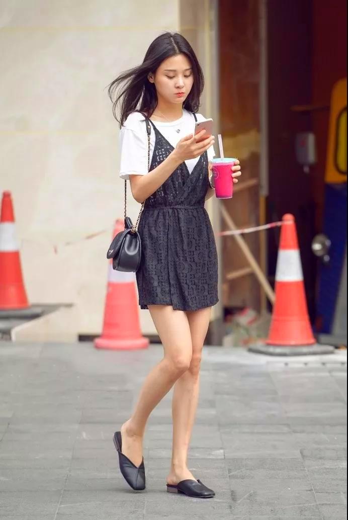 美女挂脖背心配破洞牛仔裤,轻松绽放迷人的身