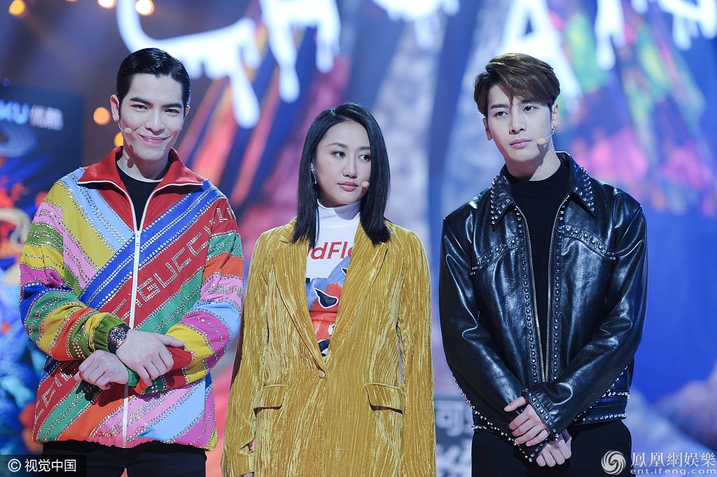 王嘉尔和萧敬腾相爱相杀 躺地示范按摩偶像包袱掉一地