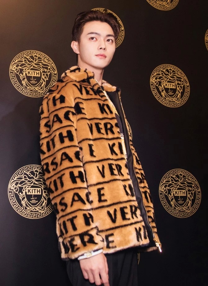 许凯怕是个三好学生,外套上都记着英语单词,像