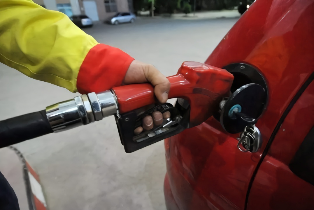 10万元的车，加95号汽油是心疼车，还是人傻钱多？