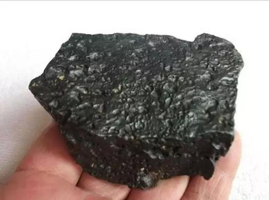 不要以为捡到未知石就是陨石,今天教你如何辨别真假陨石!