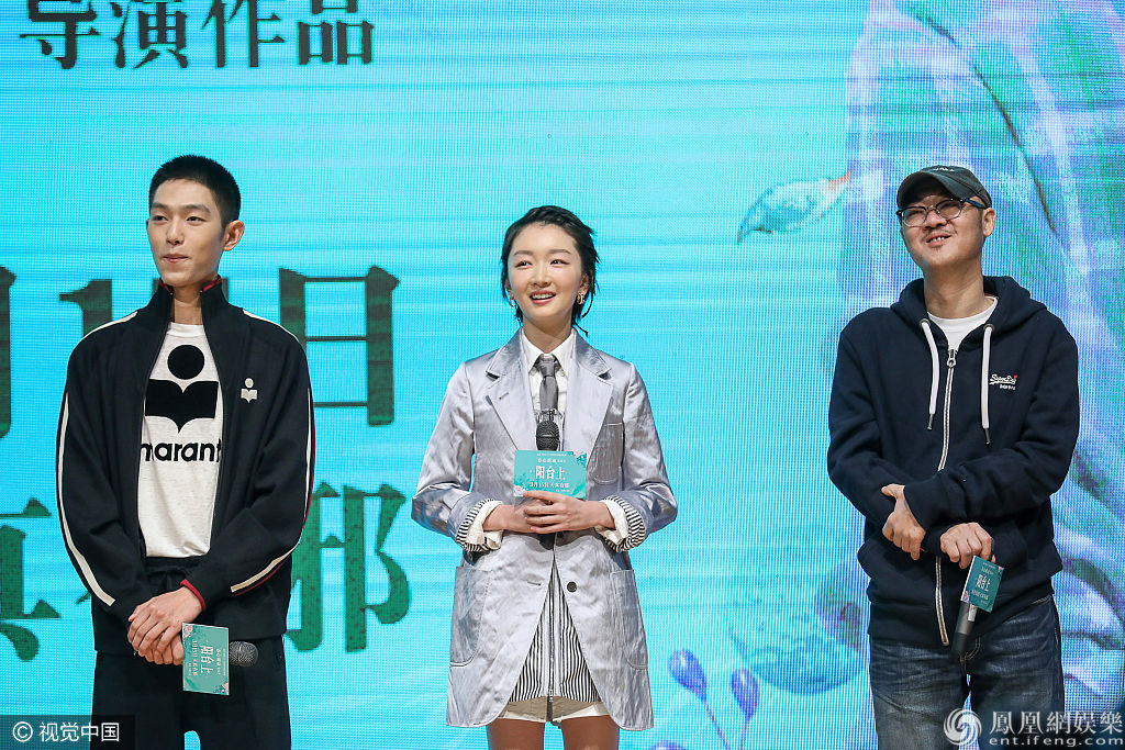 周冬雨西装秀美腿获赠玫瑰 高情商回应质疑