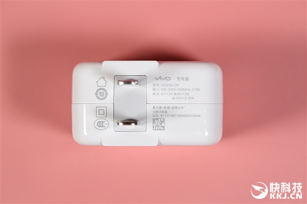 骁龙855加持 iQOO熔岩橙开箱图赏：3D炫彩美背