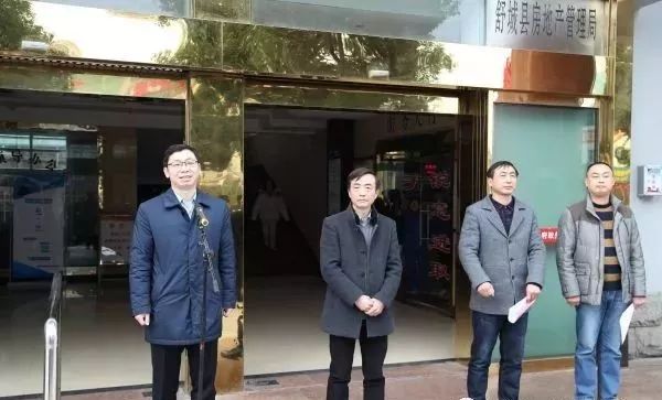 常务副县长杨丙红,县应急管理局党组书记,局长孔春春共同为舒城县应急