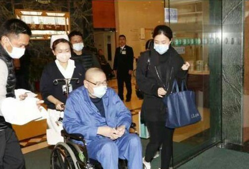刘銮雄换肾后又坐轮椅入院，“宫斗赢家”甘比陪伴左右！