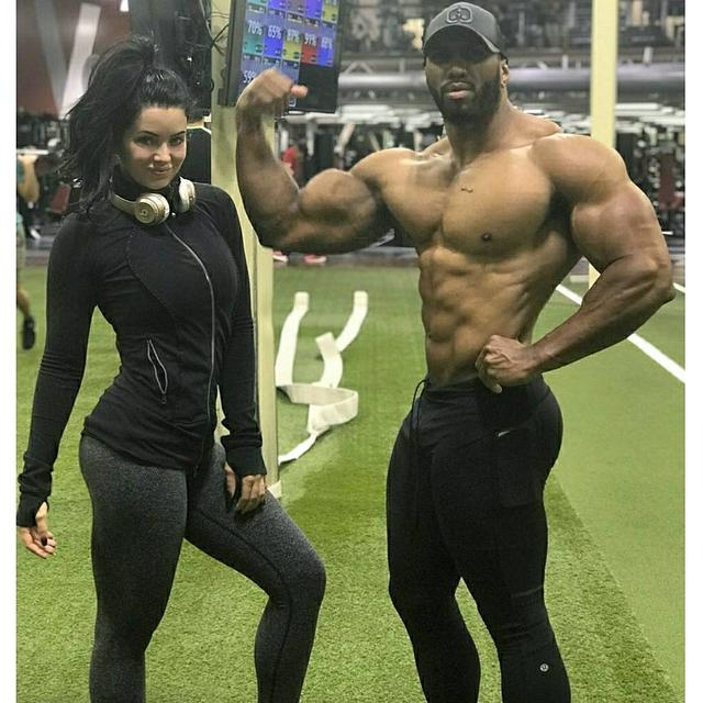 非裔肌肉男征服白人美女,两个孩子却只像母亲!老三会随爸爸吗?