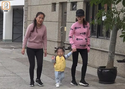 郭富城娇妻挺孕肚带大女儿出门，网友：绝对是亲生的！