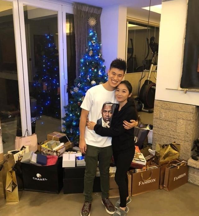 梁家辉爱女晒全家福好温馨，影帝搂妻女尽显好男人形象