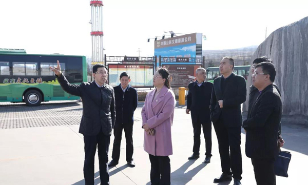 图为:上党区委副书记,统战部长张芬芬带领主管部门走进振兴小镇调研会