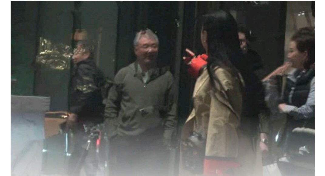 52岁宋祖英穿牛仔裤长发飘飘，和陈道明约饭状态好